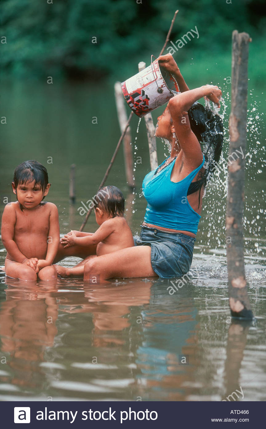 Featured image of post Photos Washing Female Child Child Bath In River